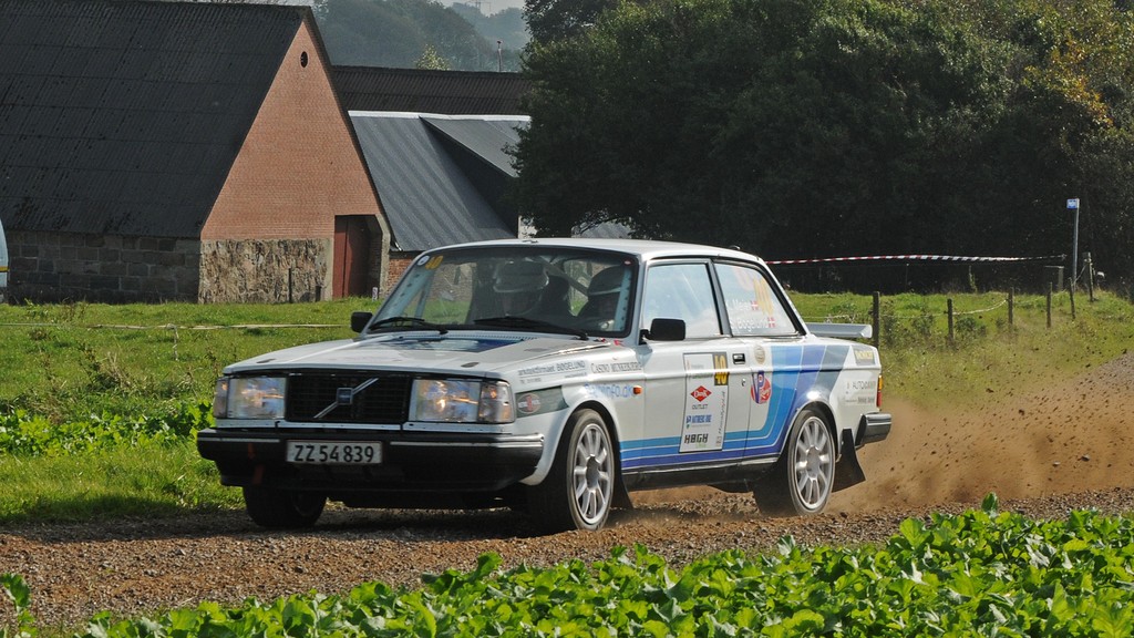 Kurt Mejer og Steen Bøgelund har vanskeligt ved at få et godt greb i underlaget på de mange grusveje
(Foto: rallypics.dk / Viggo Johansen)